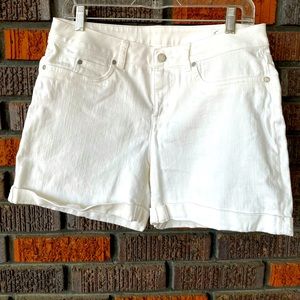 Vince Camuto white short